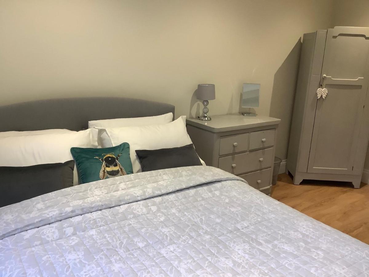 Luxury Refurbished 2 Bedroom Regency Apartment Cheltenham Luaran gambar