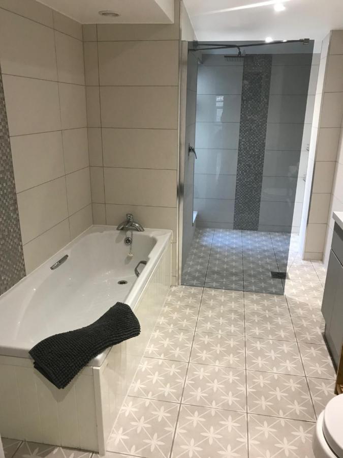 Luxury Refurbished 2 Bedroom Regency Apartment Cheltenham Luaran gambar