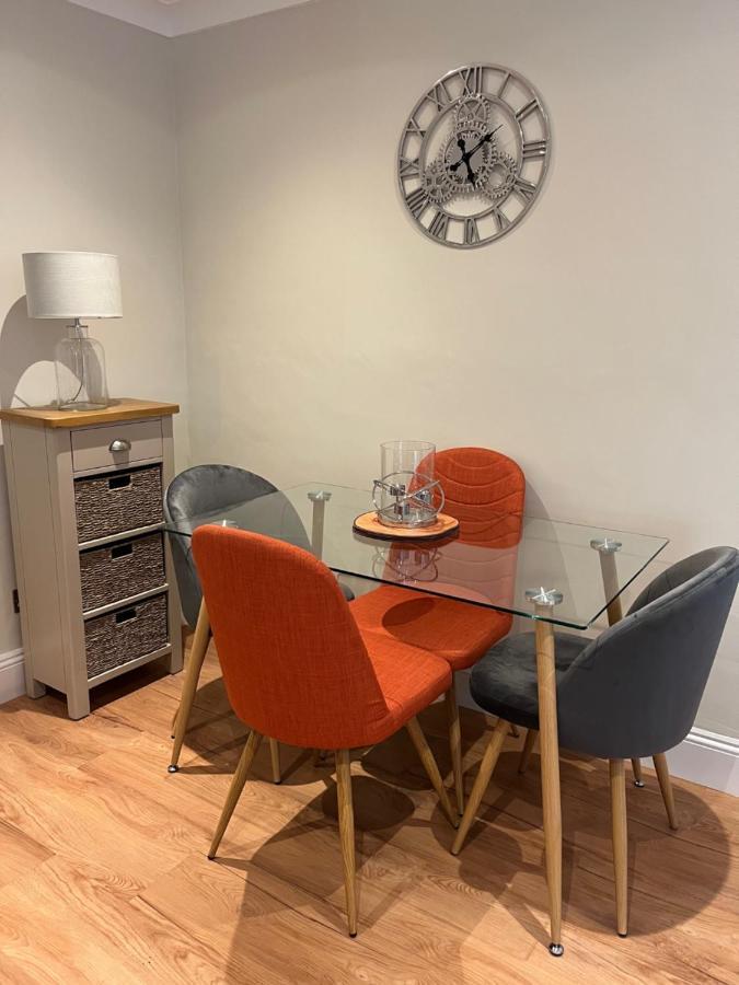 Luxury Refurbished 2 Bedroom Regency Apartment Cheltenham Luaran gambar